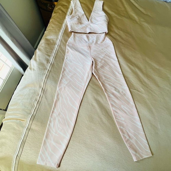 Carbon38 Longline Bra Tank Top & Printed High Rise 7/8 Legging Set (S&M) - Picture 7 of 13